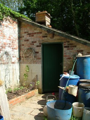 bait_garden_shed.jpg (39058 bytes)